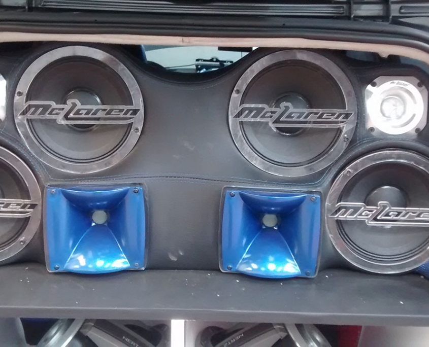 MONTAJE DE SONIDO CHEVROLET AVEO 1 TYU BANDEJA EN FIBRA PARA MEDIOS Y CORNETAS AVEO.