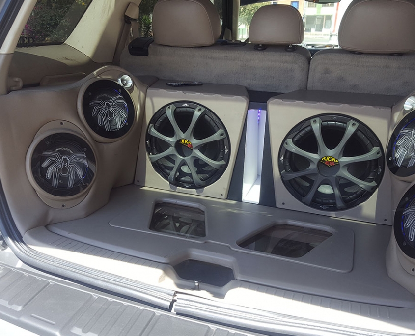 MONTAJE DE SONIDO FORD SCAPE.