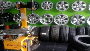 RINES Y LLANTAS 1 RINES Y LLANTAS PARA CARRO.
